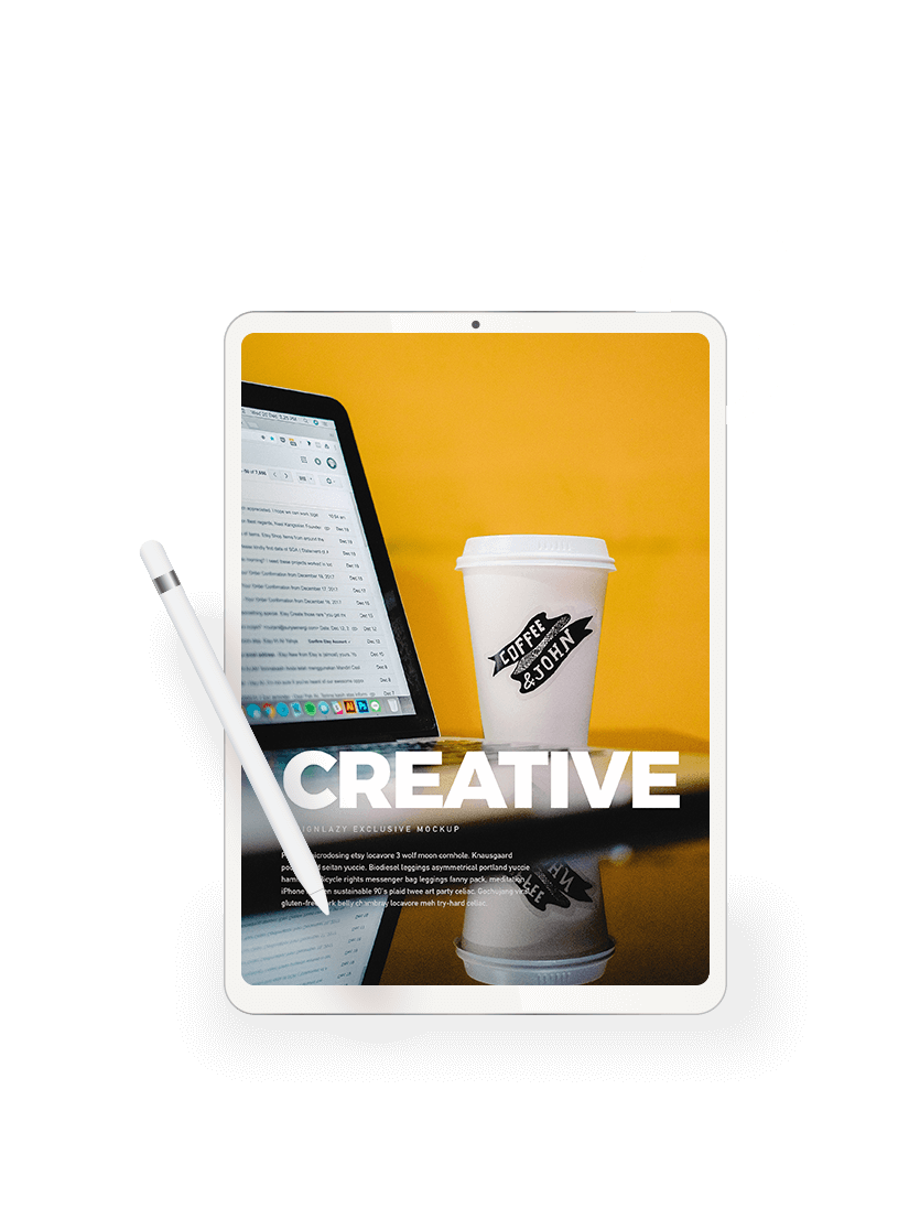 Un iPad che mostra una scrivania con un macBook e una tazza di caffè. La scritta creative in bianco sovrapposta.